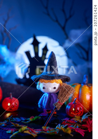 ハロウィンのかぼちゃと小さなあみぐるみ人形 107261424