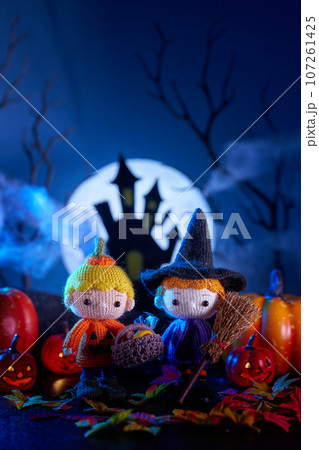 ハロウィンのかぼちゃと小さなあみぐるみ人形 107261425