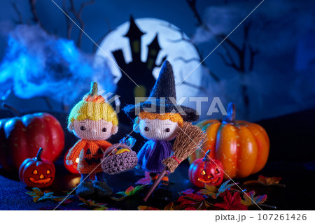 ハロウィンのかぼちゃと小さなあみぐるみ人形 107261426