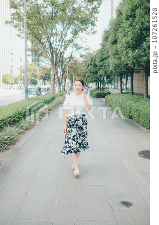 スマホを持った若い女性の写真 スマホを持った若い女性の写真 107261528