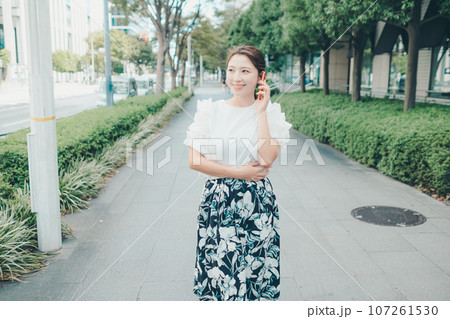 スマホを持った若い女性の写真 107261530