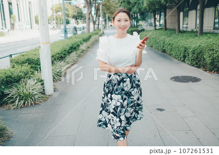 スマホを持った若い女性の写真 107261531