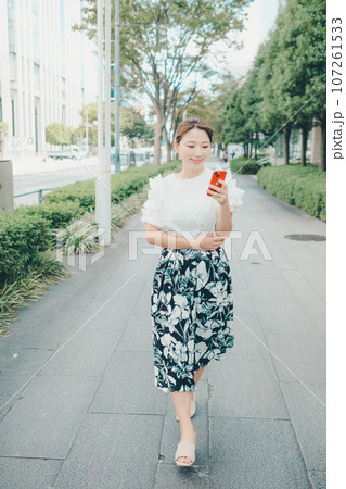 スマホを持った若い女性の写真 スマホを持った若い女性の写真 107261533