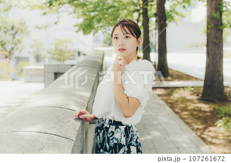 街中に佇む若い女性の写真 街中に佇む若い女性の写真 107261672