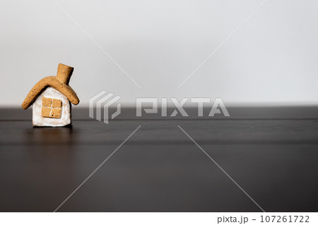 素焼き陶器の小さなかわいいおうち 107261722