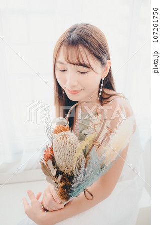ドライフラワーを持った若い女性 ドライフラワーを持った若い女性 107261756