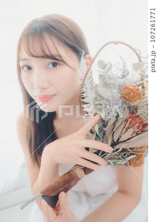ドライフラワーを持った若い女性 ドライフラワーを持った若い女性 107261771