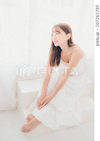 室内に佇む若い女性の写真 107261785
