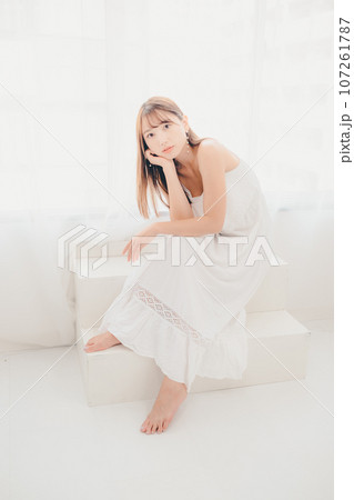 室内に佇む若い女性の写真 107261787