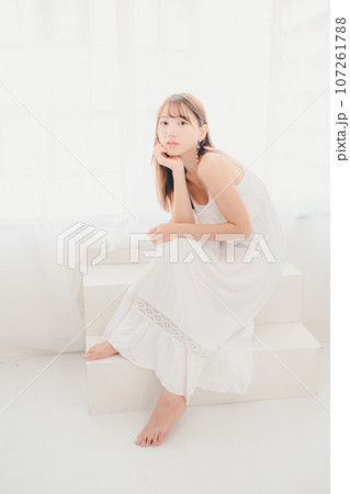 室内に佇む若い女性の写真 107261788