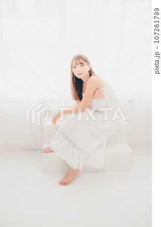 室内に佇む若い女性の写真 107261789