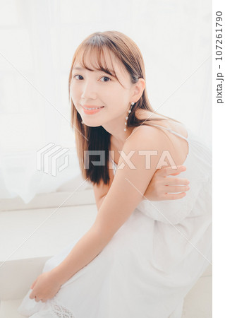 室内に佇む若い女性の写真 107261790