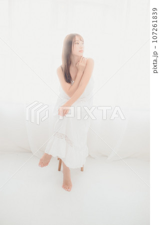 室内に佇む若い女性の写真 室内に佇む若い女性の写真 107261839
