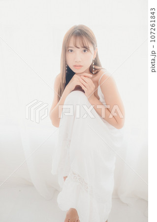 室内に佇む若い女性の写真 室内に佇む若い女性の写真 107261843