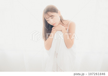 室内に佇む若い女性の写真 室内に佇む若い女性の写真 107261846