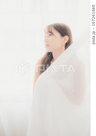 室内に佇む若い女性の写真 室内に佇む若い女性の写真 107261860