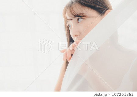 室内に佇む若い女性の写真 室内に佇む若い女性の写真 107261863