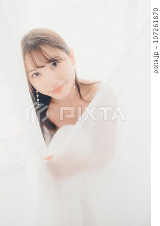 室内に佇む若い女性の写真 室内に佇む若い女性の写真 107261870