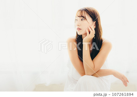室内に佇む若い女性の写真 室内に佇む若い女性の写真 107261894
