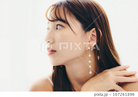 室内に佇む若い女性の写真 107261896
