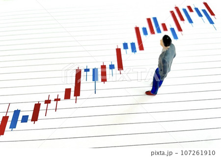 上昇する株式チャートとビジネスマン 107261910