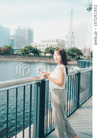 スマホを持った若い女性の写真 107261932