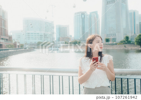 スマホを持った若い女性の写真 107261942