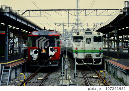 2002年　キハ183系特急北斗とキハ40系普通列車　 107261982