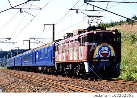 2002年 旧津軽海峡線を走るED798ブルートレイン日本海の写真素材