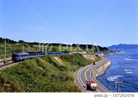 2002年 旧江差線を走る14系500番台快速海峡号の写真素材 [107262056