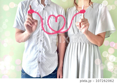 運命の赤い糸で結ばれた若い男女 107262062