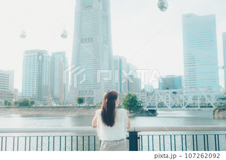 港に佇む若い女性の写真 港に佇む若い女性の写真 107262092