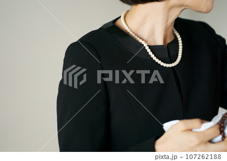 喪服を着た女性のパーツカット 喪服を着た女性のパーツカット 107262188