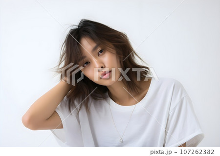 寝起きの女性　白背景4　AI生成画像 107262382