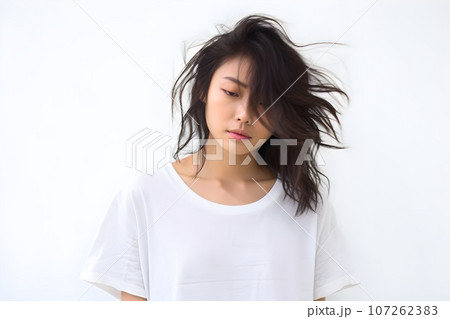 寝起きの女性　白背景5　AI生成画像 107262383