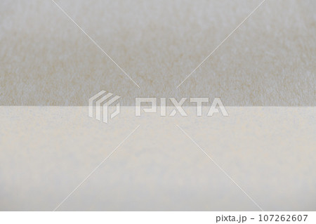 和紙による明暗イメージの背景素材（ベージュ） 107262607