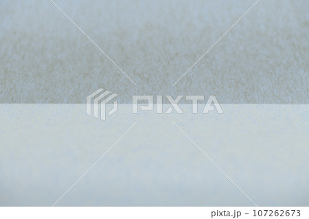 和紙による明暗イメージの背景素材（ベージュ） 107262673