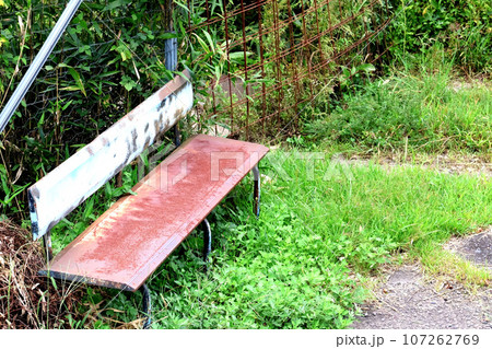 古びたベンチ 107262769