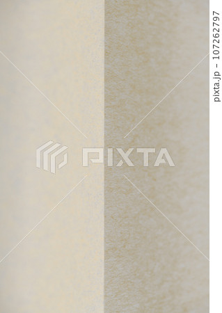和紙による明暗イメージの背景素材（ベージュ） 107262797