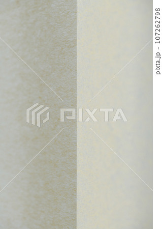 和紙による明暗イメージの背景素材（ベージュ） 107262798