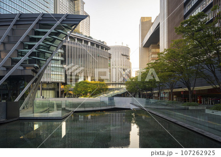 JR大阪中央北口　静寂に包まれた「うめきた広場」 107262925