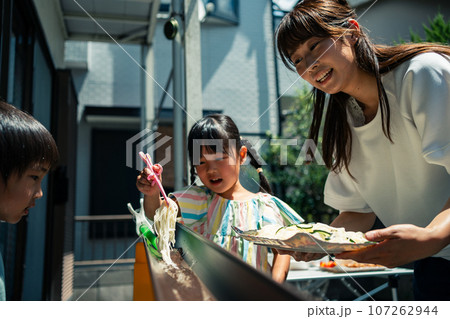 雨どい流しそうめん 107262944