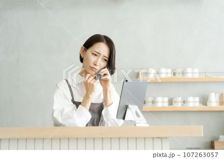 困った表情のカフェ店員 困った表情のカフェ店員 107263057
