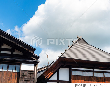 真夏に訪れた旅情豊かな古い街並みの景色　秋田県増田町 107263086