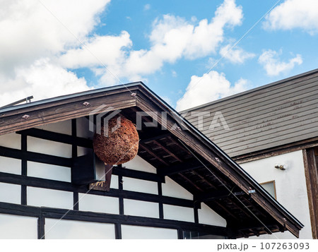 真夏に訪れた旅情豊かな古い街並みの景色　秋田県増田町 107263093