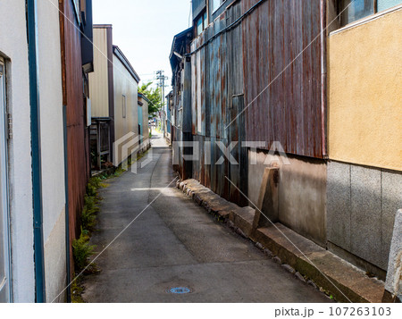 真夏に訪れた旅情豊かな古い街並みの景色　秋田県増田町 107263103