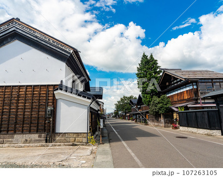 真夏に訪れた旅情豊かな古い街並みの景色　秋田県増田町 107263105