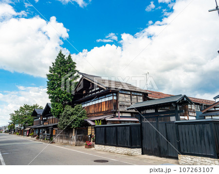 真夏に訪れた旅情豊かな古い街並みの景色　秋田県増田町 107263107