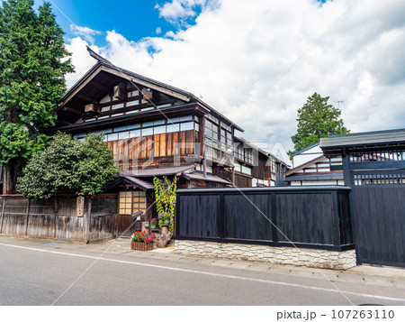 真夏に訪れた旅情豊かな古い街並みの景色　秋田県増田町 107263110