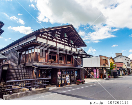 真夏に訪れた旅情豊かな古い街並みの景色　秋田県増田町 107263112